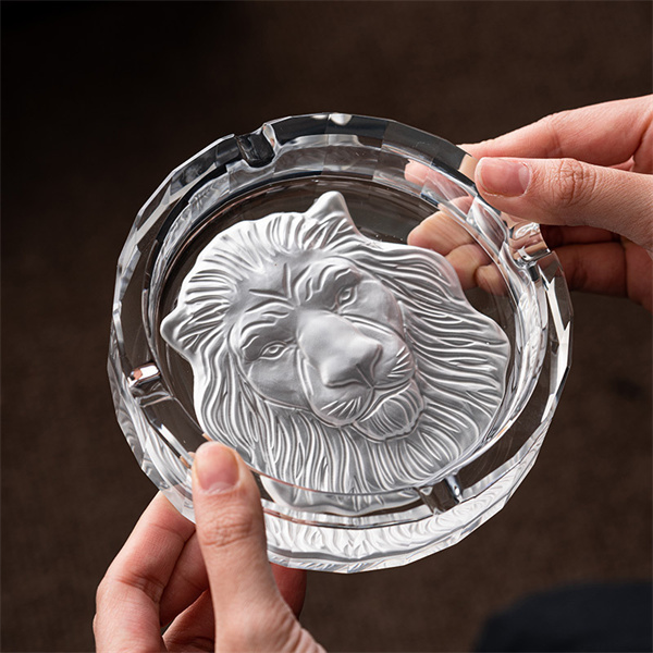 Mga pakinabang ng mga glass ashtray