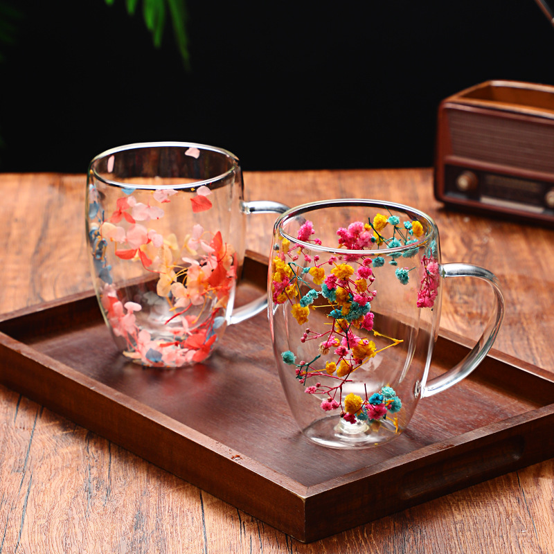 Bakit tuyo ang mga bulaklak at dayami sa isang double wall glass? Para lang magmukhang maganda?