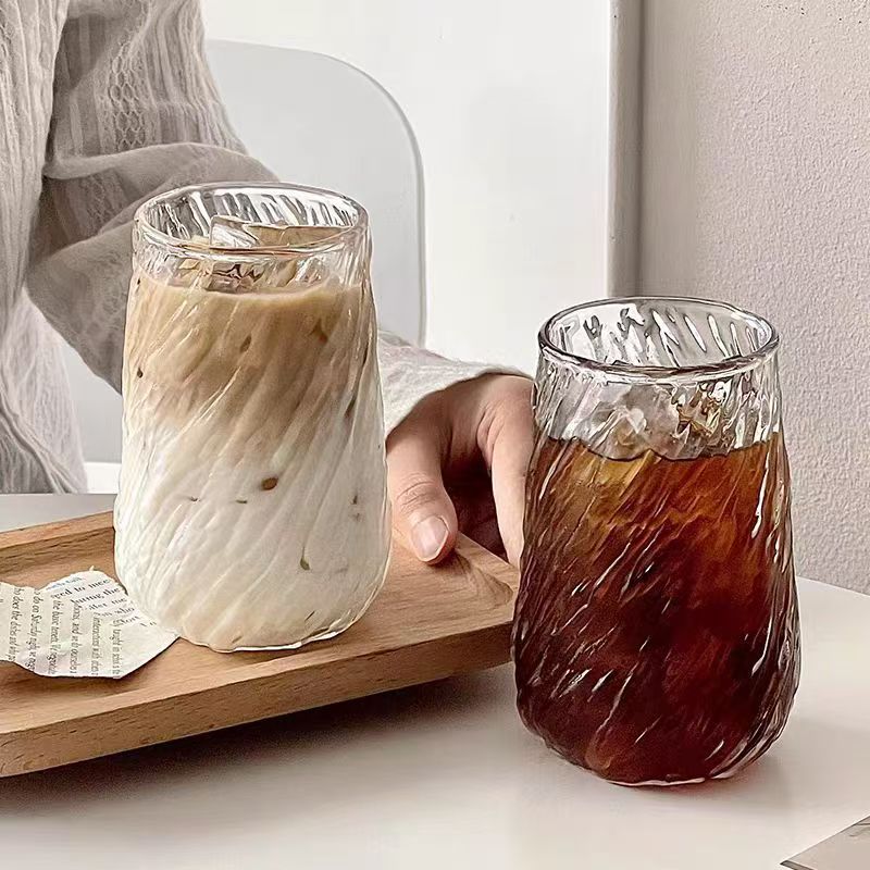 Ang mga tasa ng baso ng Tsino ay gawa sa iba't ibang mga materyales