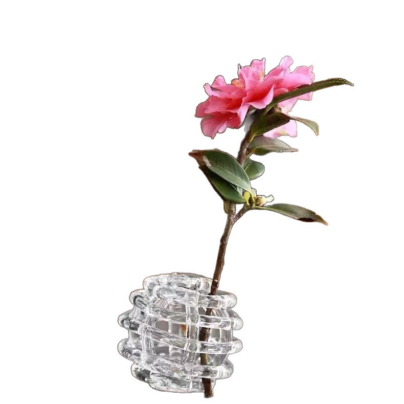 Isang maliit na maliit na glass vase
