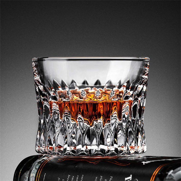 Simpleng transparent glass na whisky glass